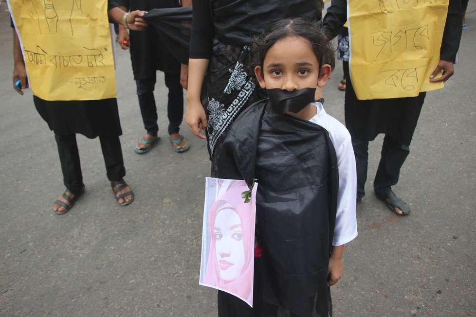 Pohřbu dívky se zúčastnily tisíce lidí, následovaly masivní protesty