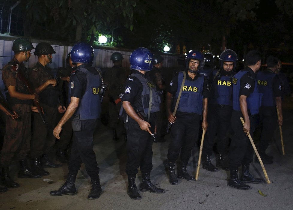 Zásahu proti teroristům v bangladéšské Dháce se zúčastnil kordon policistů a vojáků.
