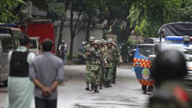 Oblast kolem restaurace, kde teroristé drželi rukojmí, zajišťují vojáci a policisté. Dháka, Bangladéš.