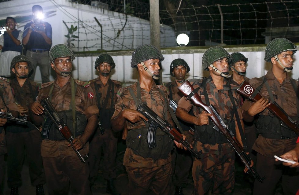 Zásahu proti teroristům v bangladéšské Dháce se zúčastnil kordon policistů a vojáků.