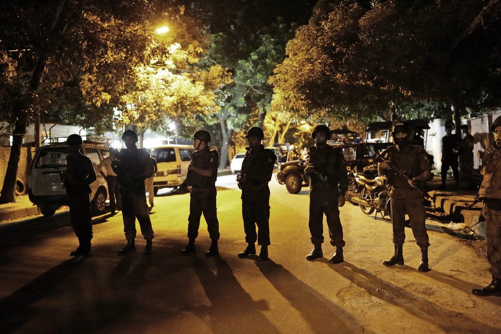 Vojáci a policisté nakonec vtrhli do restaurace, kde teroristé drželi rukojmí. Dháka, Bangladéš
