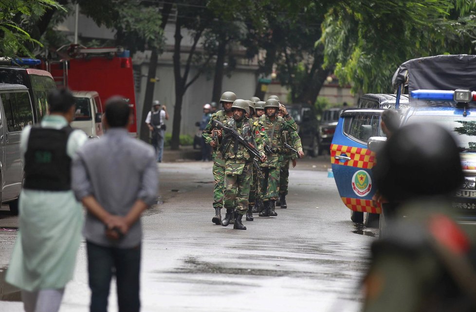 Oblast kolem restaurace, kde teroristé drželi rukojmí, zajišťují vojáci a policisté. Dháka, Bangladéš.