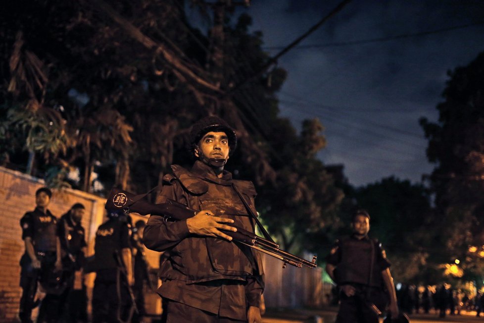 Oblast kolem restaurace, kde teroristé drželi rukojmí, zajišťují vojáci a policisté. Dháka, Bangladéš.