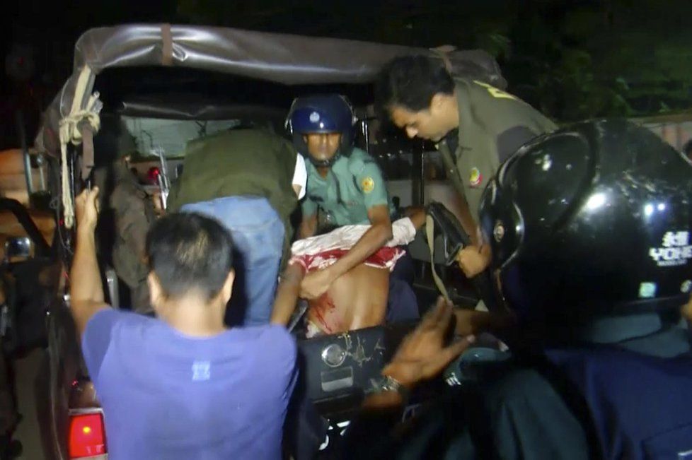 Odvoz jednoho z lidí zraněných při útoku na restauraci v Dháce v Bangladéši.