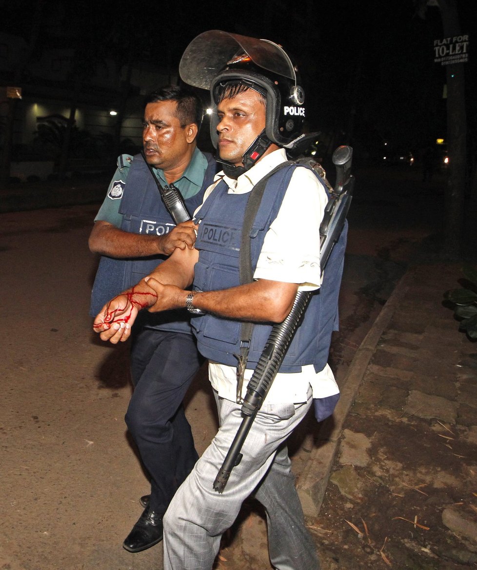 Vojáci a policisté nakonec vtrhli do restaurace, kde teroristé drželi rukojmí. Dháka, Bangladéš.