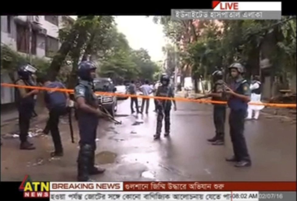 Oblast kolem restaurace, kde teroristé drželi rukojmí, zajišťují vojáci a policisté. Dháka, Bangladéš