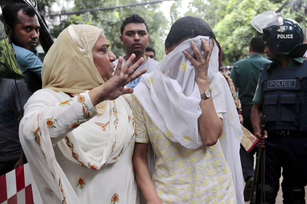 Smutek příbuzných, kteří čekají na zprávy o rukojmích z restaurace v Dháce v Bangladéši.