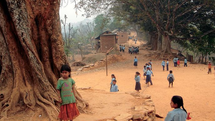 Nepálské děti ve škole nezlobí. Se znalostmi je to ale horší. Zejména na venkově výuka za moc nestojí.