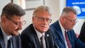 O diabetu na půdě Senátu diskutovali mimo jiné předseda České diabetologické společnosti Martin Prázný (vlevo) a předseda senátního Výboru pro zdravotnictví Tomáš Fiala (uprostřed) O diabetu na půdě Senátu diskutovali mimo jiné předseda České diabetologické společnosti Martin Prázný (vlevo) a předseda senátního Výboru pro zdravotnictví Tomáš Fiala (uprostřed)