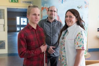 První nevidomý chlapec v Česku může ovládat mobilem dávkování inzulínu a nemusí si ho píchat