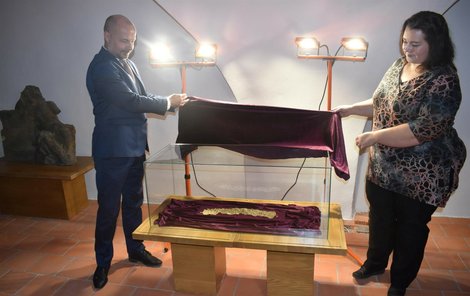 Krajský náměstek Lukáš Curylo a ředitelka Muzea Bruntál Ema Havelková poklad představili.