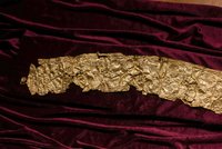 Poklad nevyčíslitelné hodnoty: Sklidil řepu a našel zlatý diadém z doby bronzové!