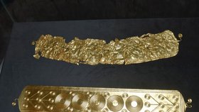 Podle expertů je šperk zlatou čelenkou, kterou v době bronzové nosily vysoce postavené ženy. Nahoře originál, replika pod ním ukazuje, jak dřív vypadal.