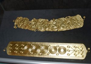 Podle expertů je šperk zlatou čelenkou, kterou v době bronzové nosily vysoce postavené ženy. Nahoře originál, replika pod ním ukazuje, jak dřív vypadal.