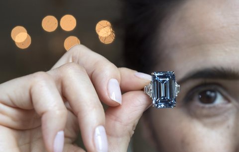 Unikátní modrý diamant se vydražil za rekordních 1,2 miliardy korun