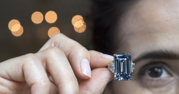 Unikátní modrý diamant se vydražil za rekordních 1,2 miliardy korun