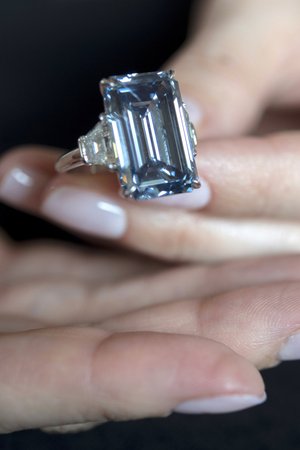 V Ženevě prodali v aukci diamant za 1,2 miliardy Kč.