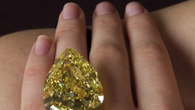 Tento největší žlutý diamant vydražil anonymní zájemce přes telefon.