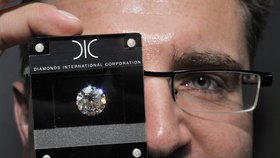 Předseda představenstva a prezident holdingu D.I.C. Diamant Luboš Říha ukazuje diamant v hodnotě 12 084 000 korun na tiskové konferenci, která se konala 11. listopadu v Praze k výstavě diamantů a briliantových šperků. 