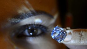 V přepočtu za rekordních 1,2 miliardy korun se vydražil dvanáctikarátový modrý diamant Blue Moon.