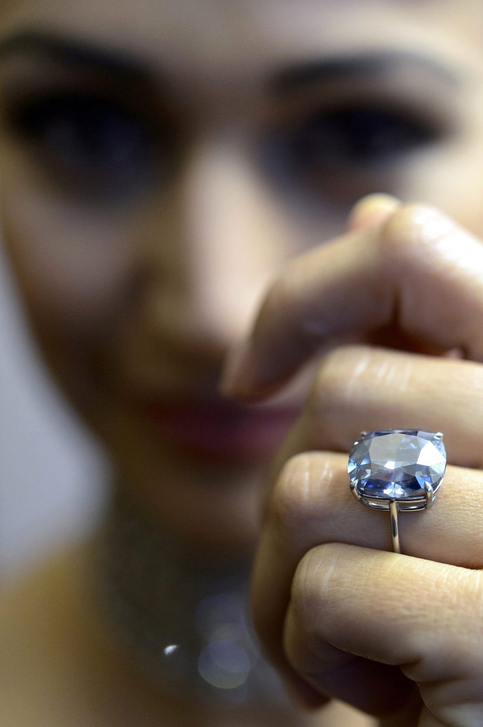 Nejdražší diamant vůbec – dvanáctikarátový modrý Blue Moon – se vydražil loni v listopadu za v přepočtu 1,2 miliardy Kč.