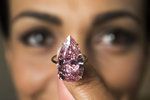 Diamant Unique Pink (Jedinečný růžový) o váze 15,38 karátu se v Ženevě vydražil za 750 milionů Kč.