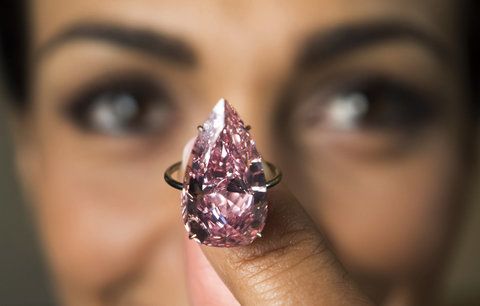 Unikátní růžový diamant se vydražil za 750 milionů. Je vsazený do prstenu