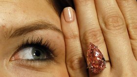 Diamant Unique Pink (Jedinečný růžový) o váze 15,38 karátu se v Ženevě vydražil za 750 milionů Kč.