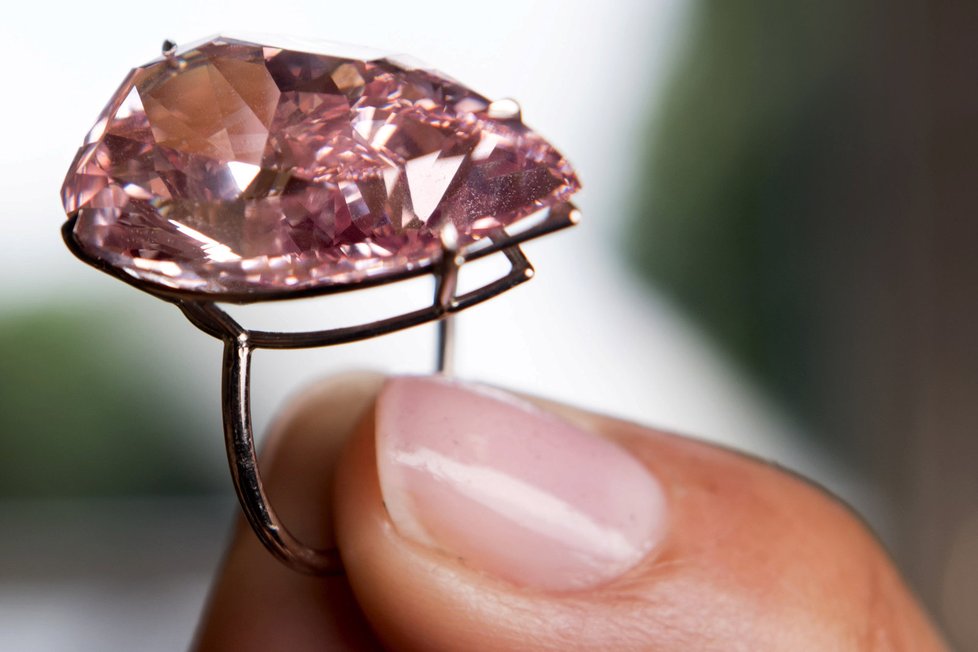 Diamant Unique Pink (Jedinečný růžový) o váze 15,38 karátu se v Ženevě vydražil za 750 milionů Kč.