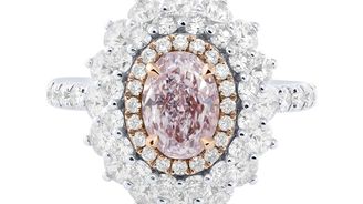 Na český trh míří šperk s přírodně růžovým diamantem. Za čtyři miliony