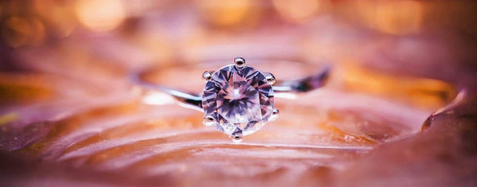 Sankce vůči Rusko ohrožují globální obchod s diamanty, v době, kdy se bíží svatební sezona.