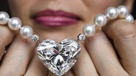 Největší diamant ve tvaru srdce vydražili v Ženevě