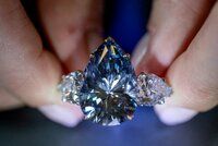 Unikátní aukční „zářez“: Vzácný modrý diamant se prodal za více než miliardu korun