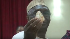 Ministr dolů a nerostných zdrojů Alhaji Minkailu Mansaray ukazuje nalezený diamant.