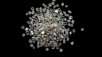 Věčné diamanty končí. Trh se šperky zaplavují nerozeznatelné syntetické kameny Věčné diamanty končí. Trh se šperky zaplavují nerozeznatelné syntetické kameny