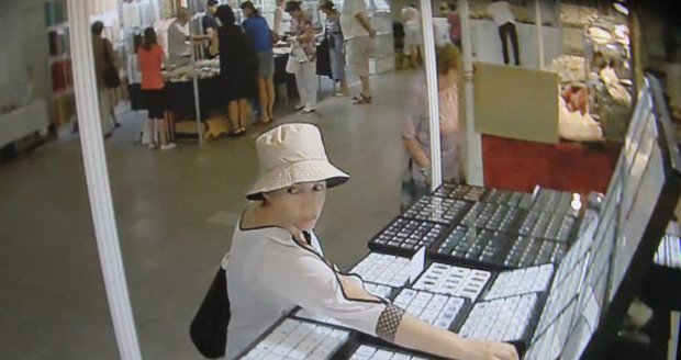 Tvář zlodějky: Tato žena ukradla v Praze diamanty za půl milionu Kč!