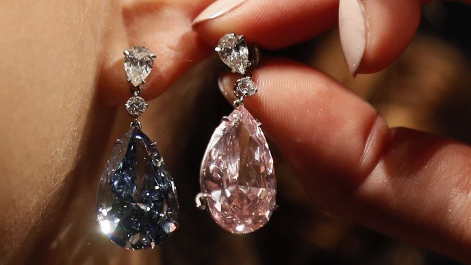Nejdražší diamantové náušnice světa stojí v přepočtu až 1,7 miliardy korun.