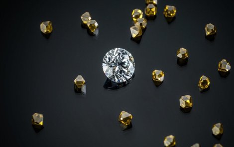 Kameny jsou prý k nerozeznání od pravých diamantů.