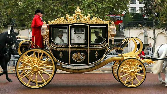 Král Karel III. a auta: Zlatý kočár z roku 1760 i Aston na zbytky vína