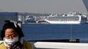 Výletní loď Diamond Princess kotví v přístavu a všech 3700 cestujících je na palubě uvězněno. Zdravotníci postupně evakuují pasažéry, u kterých následně dělají testy. Nový koronavirus byl potvrzen k pondělnímu ránu u 130 z nich (10.2.2020)