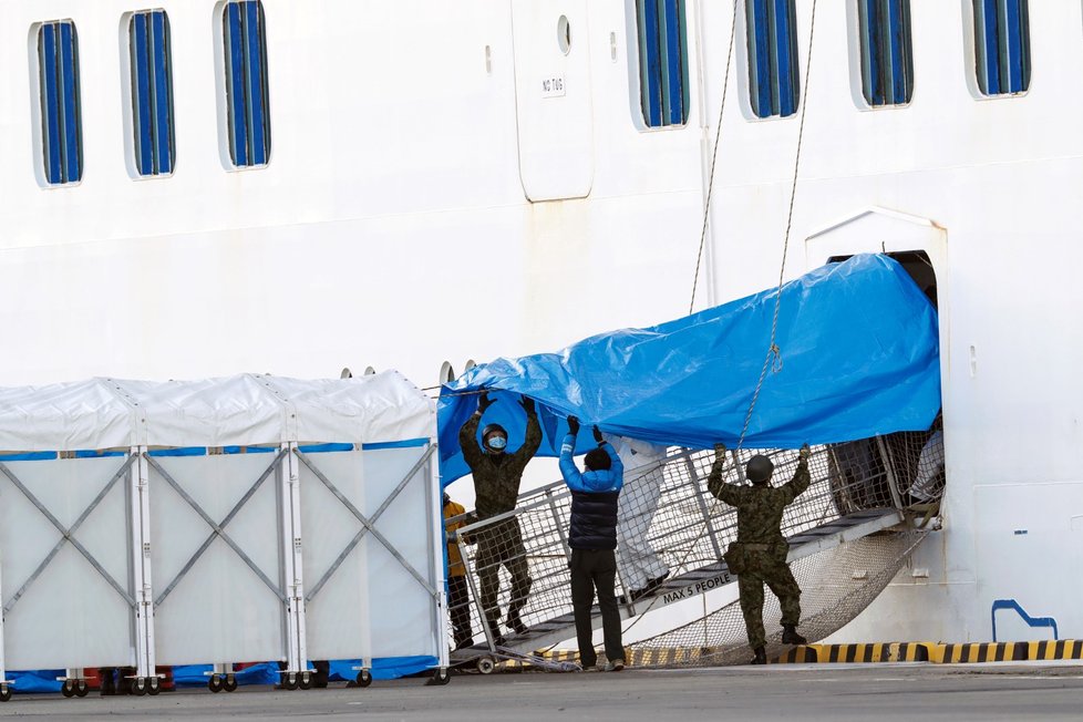 Výletní loď Diamond Princess kotví v přístavu a všech 3700 cestujících je na palubě uvězněno. Zdravotníci postupně evakuují pasažéry, u kterých následně dělají testy. Nový koronavirus byl potvrzen k pondělnímu ránu u 130 z nich (10. 2. 2020)