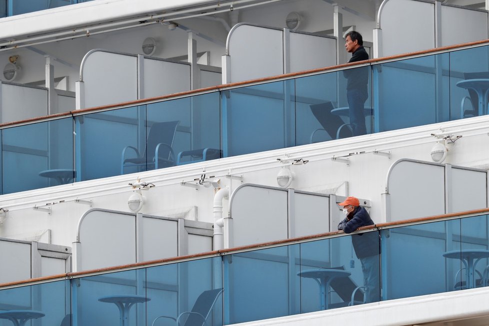 Výletní loď Diamond Princess kotví v přístavu a všech 3700 cestujících je na palubě uvězněno. Zdravotníci postupně evakuují pasažéry, u kterých následně dělají testy. Nový koronavirus byl potvrzen k pondělnímu ránu u 130 z nich (10. 2. 2020)