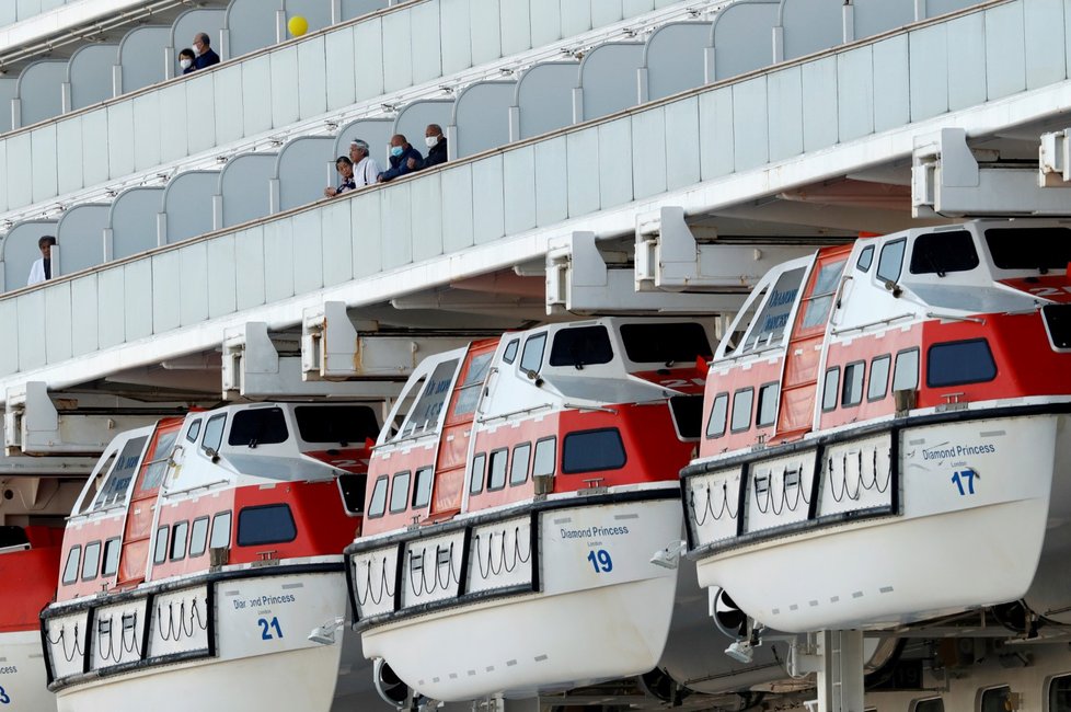 Kolem lodi Diamond Princess je přísná karanténa. Cestující z lodi postupně evakuují, řada z nich je ale nakažená novým koronavirem (10.2.2020)