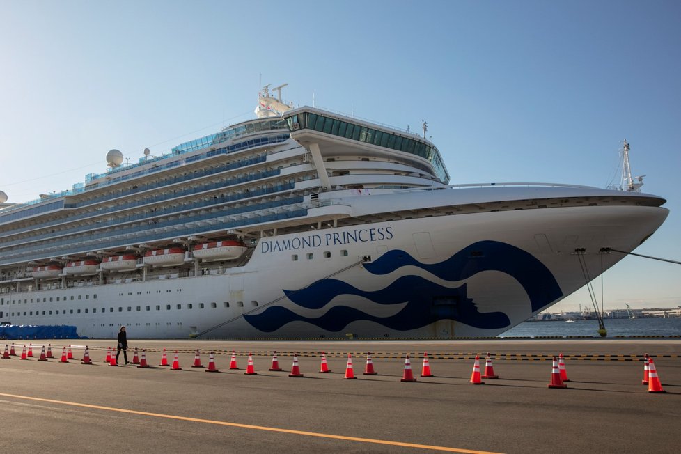 Výletní loď Diamond Princess je plovoucím ohniskem nákazy koronaviru. Každý den zde japonští lékaři objeví nakaženého