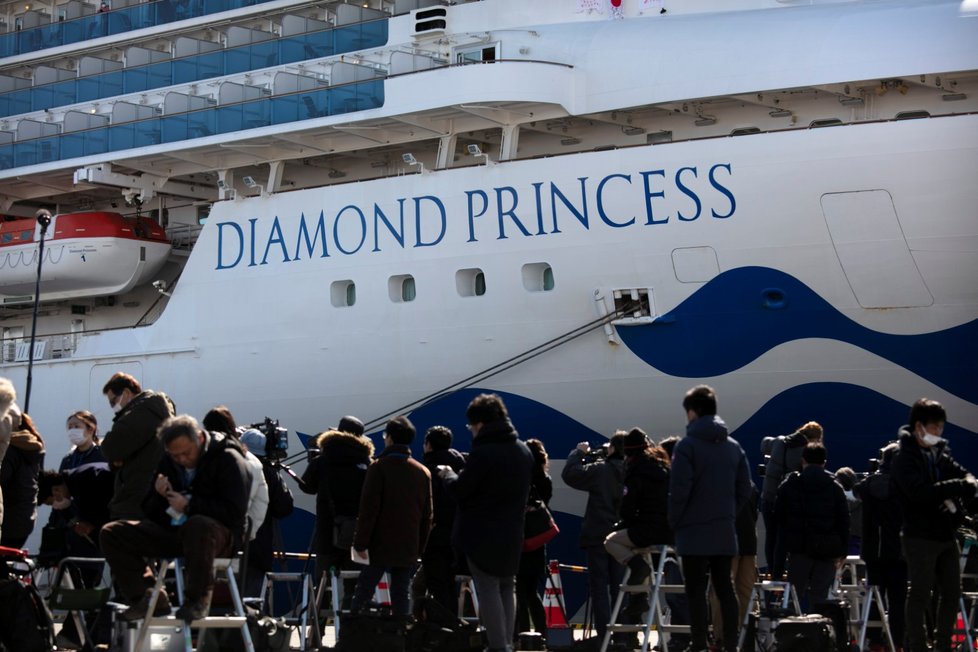 Výletní loď Diamond Princess je plovoucím ohniskem nákazy koronaviru. Každý den zde japonští lékaři objeví nakaženého