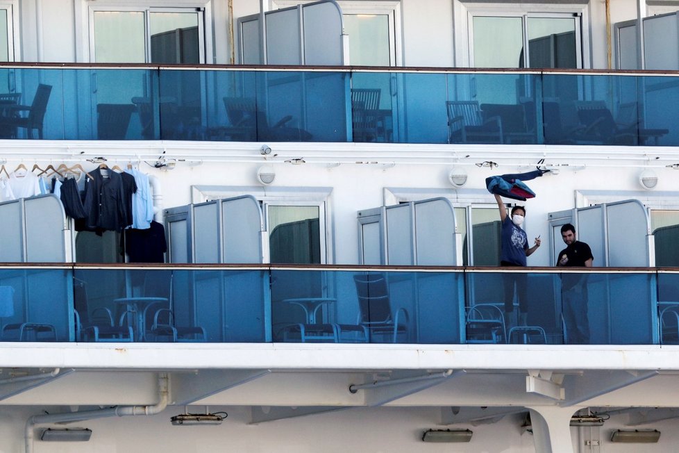 Cestující mohou jednou za čas vyjít na balkon. Tam si mohou se svými blízkými aspoň zamávat.