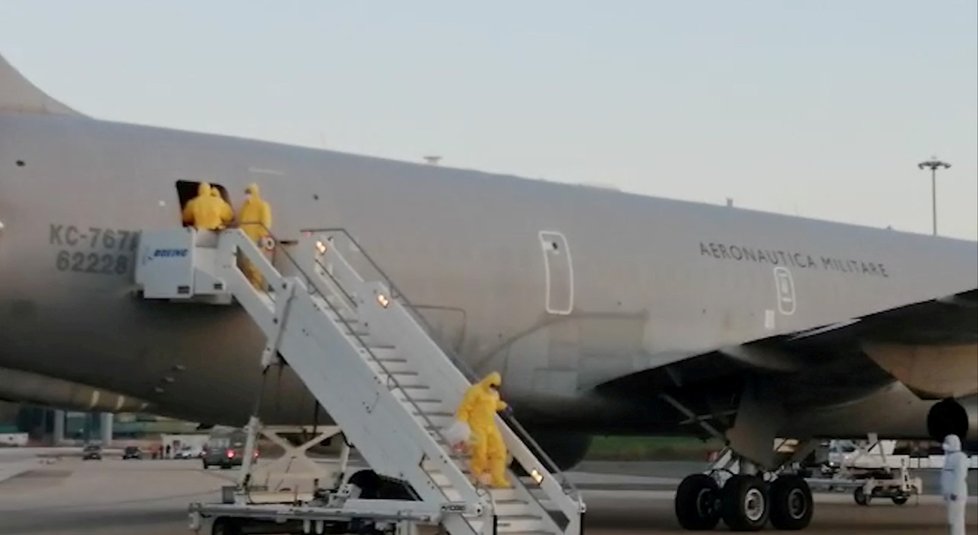 Letadlo, které zajišťovalo evakuaci italských turistů z lodi Diamond Princess (22. 2. 2020)
