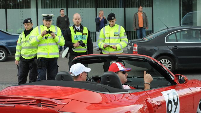 Policie se zřejmě snaží vyvarovat trapasu z minulého roku. Tehdy proti účastníkům závodu nezasáhla, zatímco v Německu tamní policisté zabavili hned 35 aut.