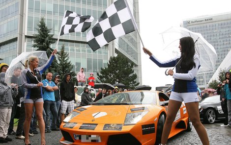Zájem přihlížejících vzbudily zejména supersportovní vozy značky Lamborghini.