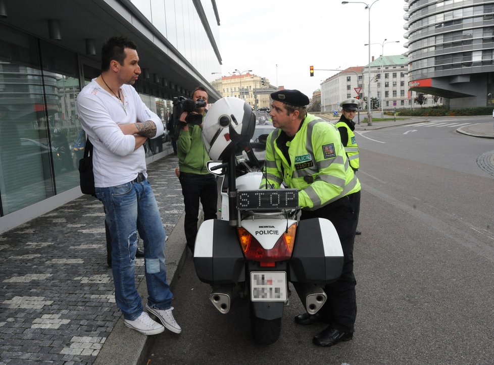 DJ Uwa diskutuje s policisty o své espézetce...